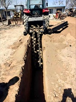 Zanjadora de Cadena Montada en Tractor con Enganche de 3 Puntos, Accionada por Toma de Fuerza (PTO) para Cables, Tuberías de Agua y Gas, y Zanjado en Suelos Arenosos y Campos Agrícolas