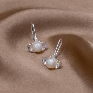 Orecchini a Perno Stile Francese con Foglia di Ginkgo e Perle Imitate, Gioielli Eleganti e Delicati per Donne - Product Image 1