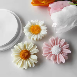 เทียนหอมรูปดอกเดซี่และดอกทานตะวัน ทำด้วยมือ ดีไซน์ไม่ซ้ำใคร - Product Image 3