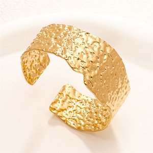 Pulseras de Acero Inoxidable Chapadas en Oro, Personalizadas al por Mayor, con Diseño Irregular y Grueso - Product Image 4