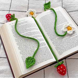 ที่คั่นหนังสือโครเชต์ทำมือ พร้อมดอกสตรอว์เบอร์รีและดอกเดซี่ เชือกสีเขียว ใช้ซ้ำได้ ที่คั่นหนังสือน่ารัก ชุดลายสตรอว์เบอร์รี - Product Image 3