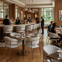 Chaise de salle à manger en velours blanc avec cadre en métal doré, capitonnée, avec accoudoirs incurvés, pour hôtel et restaurant de luxe