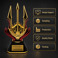 Trophée de tournoi de poker conçu pour les événements de casino, avec un design métallique inspiré du trident, dans une palette de couleurs or et rouge