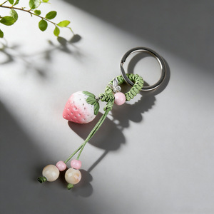 Porte-clés en céramique fait main en forme de fraise pour femme, mignon, en porcelaine pastel, avec breloque étoile et fleur, cordon tressé, cadeau esthétique - Product Image 2