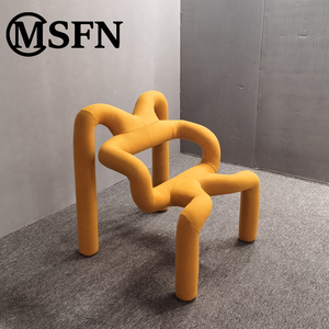 Fauteuil d'appoint sculptural moderne en <span class=keywords><strong>tissu</strong></span> rouge vibrant, idéal pour les espaces Instagrammables, les galeries d'art et les salons créatifs - Product Image 3