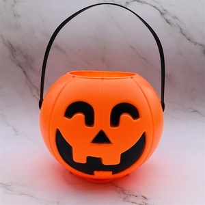 Seau citrouille décoratif d'Halloween en plastique lumineux pour fêtes et événements - Product Image 1