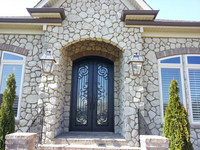 Porte d'entrée extérieure double battante en acier forgé, avec grille en fer artisanale, poignées spéciales antivol, pour villa sur mesure