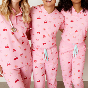 OEM all'ingrosso di alta qualità stampe natalizie da donna Scrub top manica corta abiti medici fabbricati Scrub stampato - Product Image 2