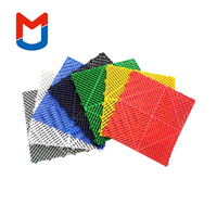 Tapis ventilés antidérapants en PP robustes carreaux de sol de garage en plastique imbriqués pour parquet de détail de voiture d'atelier d'entrepôt