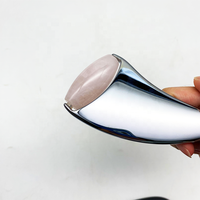 Rouleau de massage facial en acier inoxydable OEM avec quartz rose et jade, anti-âge, pour les yeux, mini-rouleau de beauté pour le lifting du visage