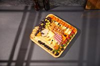 Plateau de charcuterie en bambou avec tiroir à accessoires, ensemble de couteaux, grande planche à fromage et viande pour fêtes et cadeaux