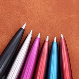 Stylo bille en métal fantaisie en gros, gravure de logo personnalisée, en acier inoxydable massif, fournisseur de luxe pour entreprises, rechargeable, écriture fluide - Product Image 3