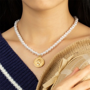 Collier personnalisé en perles plaqué or avec pendentif rond portrait de reine - Product Image 3