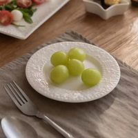 Assiette en céramique blanche plate circulaire classique et de haute qualité personnalisable en gros adaptée aux hôtels, bars et restaurants