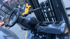 Chariot élévateur diesel compact Komatsu 3 tonnes, fabriqué au Japon, avec déplacement latéral, levée 3m, modèle FD30 TCM, d'occasion, mât à deux/trois étages, pneus pneumatiques, pour entrepôt - Product Image 5