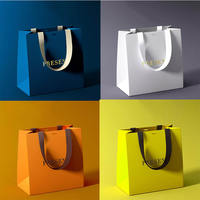 Sacs en carton cadeaux en papier avec logo personnalisé de luxe impression feuille d'or pour le shopping d'exposition design personnalisé-pour vêtements chaussures