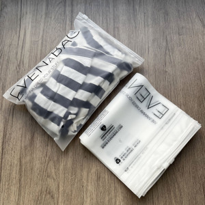 Sacs à fermeture éclair givrés personnalisés avec impression noire recto-verso - Pochettes d'emballage recyclables pour vêtements - Product Image 1