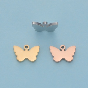 Collier pendentif papillon plaqué or 18 carats pour enfants, breloques personnalisables en acier inoxydable, couleur et taille personnalisables, vente en gros - Product Image 2