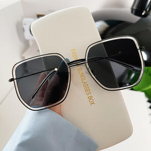 Gafas de Sol K5 7513 para Mujer, Montura Grande, UV400, Diseño Irregular, Transparentes con Lente Gris, Montura Negra, Tipo AC, Protección Solar 3 - Product Image 1