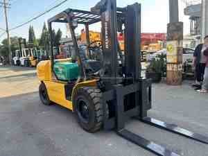 Montacargas Komatsu FD50 de 5 Toneladas y 3 Metros con Dos Mástiles, Excelente Rendimiento, Máquina Elevadora Komatsu Original - Product Image 5