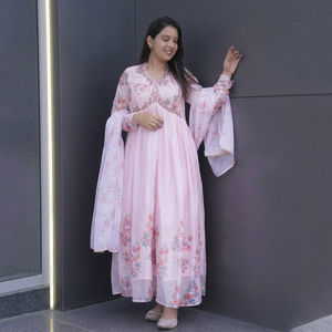 Robe de soirée longue pour femme en soie et polyester luxueuse avec un imprimé numérique époustouflant pour un look moderne et élégant - Product Image 1