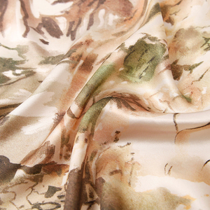 Tela satinada de seda para vestido de mujer, tejido de diseño italiano <span class=keywords><strong>noble</strong></span> y elegante, con estampado floral, novedad de 100% - Product Image 2