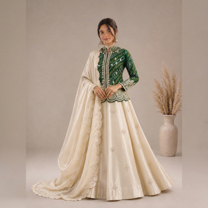 Tenue de fête indienne et pakistanaise pour femmes, style Navratri Rakhi Kurta Lehenga, imprimé numérique, travail Gota Patti, longueur ras du sol, avec Dupatta - Product Image 1