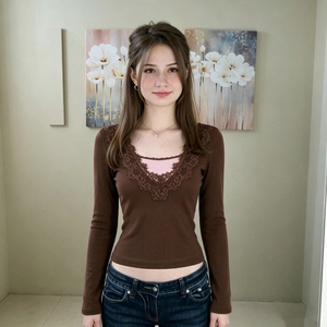 Blusa de encaje sintético con patchwork rosa y marrón, de corte ajustado, estilo europeo-americano, minimalista, versátil para el día a día, favorecedora y ideal para combinar en capas. - Product Image 5