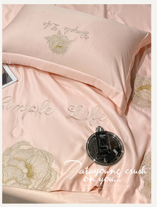 2025 colección <span class=keywords><strong>de</strong></span> verano seda hielo Rosa bordado flor rosa dorada 4 Uds juego <span class=keywords><strong>de</strong></span> sábanas Floral planta sólida para el hogar boda Hotel - Product Image 5