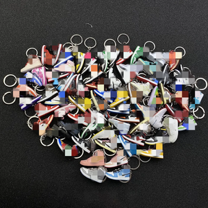 Porte-clés personnalisable modèle 2026 de chaussures de basket 3D mini en PVC, souvenir pour fans, cadeau, pendentif pour sac de voiture ou chaussures de sport - Product Image 6