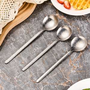 Cuillère ronde martelée en titane pur, durable, plaquée argent, manche long, design moderne pour la maison et les restaurants - Product Image 2