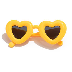 نظارات شمسية بلاستيكية عالية الجودة بإطار سميك على شكل قلب مضحك للجنسين مناسبة للهالوين - Product Image 3