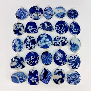 Colgantes de Cerámica Azul y Blanca con Marco Plateado de Porcelana Antigua, Diseños y Formas Mixtas Hechos a Mano al por Mayor para la Fabricación de Joyas - Product Image 4