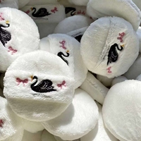 Houppette à poudre en peluche, douce et en velours, lavable et réutilisable, grande houppette cosmétique pour fond de teint avec ruban pour femme