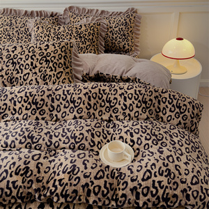 Parure <span class=keywords><strong>de</strong></span> lit d'hiver moderne <span class=keywords><strong>de</strong></span> qualité supérieure, motif léopard, en velours Mik, housse <span class=keywords><strong>de</strong></span> couette, drap plat, taie d'oreiller, douce, chaude et confortable pour la maison - Vente chaude - Product Image 4
