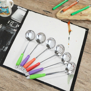 Cuillère écumoire en acier inoxydable avec manche coloré pour service de soupe, ustensile de cuisine et de table - Product Image 3