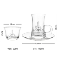 Un ensemble de six tasses à thé et tasses à café de style arabe avec texte décoratif arabe peint à la main