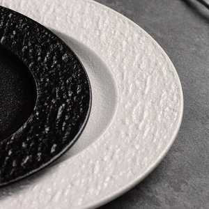 Plato Plano de Cerámica Sólida con Logotipo Impreso, Diseño Moderno y Simple, para Uso Comercial y Doméstico, para Filetes, Comida <span class=keywords><strong>Occidental</strong></span>, Plato de <span class=keywords><strong>Hotel</strong></span>, Negro y Blanco - Product Image 4