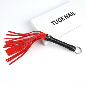 聚氯乙烯皮革鞭子，带红色包裹手柄，柔软多条肩带，适用于成人恋物癖SM角色扮演和束缚游戏 - Product Image 3