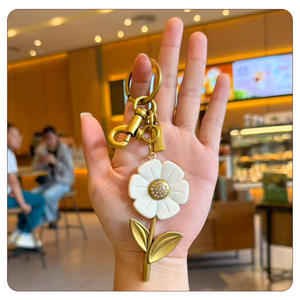 Porte-clés mousqueton en alliage d'acier inoxydable de luxe, motif petite <span class=keywords><strong>marguerite</strong></span> de dessin animé, étanche et léger, vente chaude - Product Image 2
