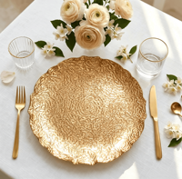 Assiette de présentation décorative en plastique doré de 13 pouces à bord festonné pour la mise en table de mariages, banquets et fêtes