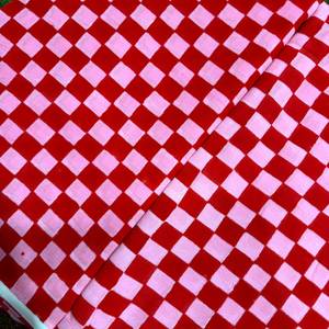 Tissu imprimé en coton rouge de qualité supérieure avec un motif à carreaux rose diamanté accrocheur et un motif carré géométrique répété - Product Image 3