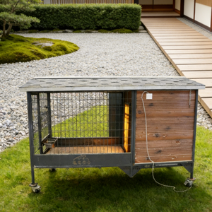 Villa de Lujo para Mascotas con Calefacción, Jaula para Exteriores con Doble Termostato Integrado en la Puerta, Construcción de Madera y Acero Inoxidable, Fácil de Limpiar, Diseño Moderno - Product Image 1