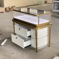 Elegante Gebogene Eck-Schmuckvitrine Luxuriöse Glasvitrine Dreifarbige LED-Beleuchtung Aufbewahrungsschrank für Einkaufszentren