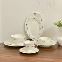 Service de table en céramique à motifs floraux vintage avec bord festonné, comprenant une assiette ovale, des bols, des tasses et des soucoupes pour la maison