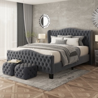 Luxuriöses Wingback-Bettgestell mit Diamant-Knopfheftung, Nagelkopfdetails und passendem gepolstertem Fußteil für Villen-Schlafzimmermöbel