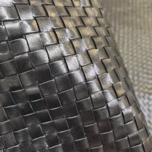 Material de zapatos de cuero tejido de vaca genuino trenzado hecho a mano para hombres - Product Image 1