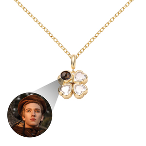Nuova Collana Personalizzata con Proiezione Fotografica a Forma di Cuore, Ciondolo in Rame a Forma di Quadrifoglio con Zirconi e Scritta '<span class=keywords><strong>I</strong></span> <span class=keywords><strong>Love</strong></span> <span class=keywords><strong>You</strong></span>' per Donne - Product Image 1