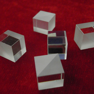 Prism Rectangular <span class=keywords><strong>Corner</strong></span> Cube Optical Glass <span class=keywords><strong>Beam</strong></span> <span class=keywords><strong>Splitter</strong></span> Componente personalizado OEM ODM para instrumentos ópticos - Product Image 2