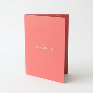 Carpeta de Papel Plegable Personalizada con Impresión, Color Rosa Coral, Laminado Mate, Papel Plateado, Logotipo Gratuito, OEM, ODM, Directo de Fábrica - Product Image 1